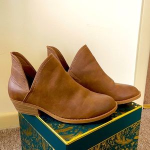 Universal Thread Tan Booties